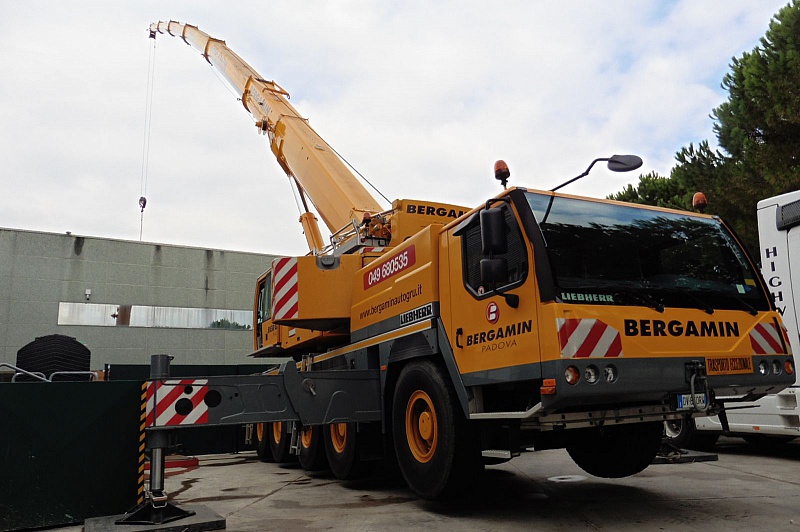 AUTOGRU LIEBHERR TONNELLATE 130